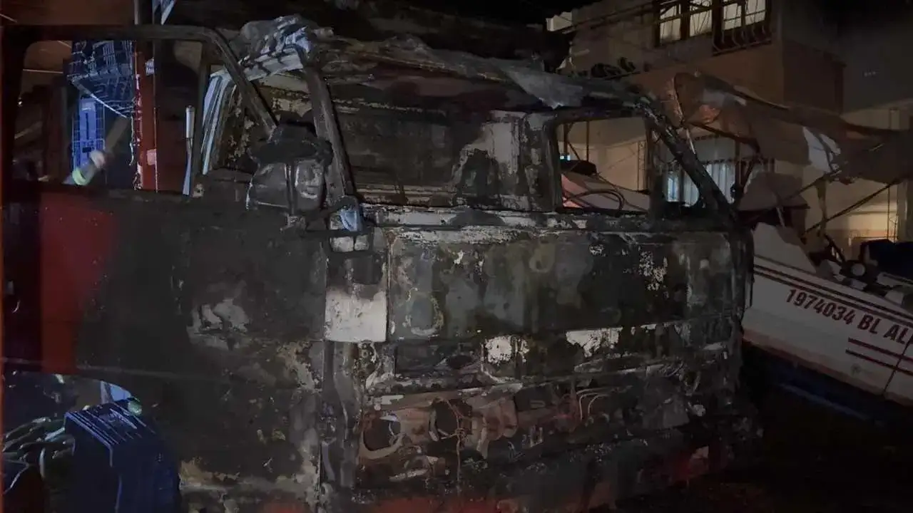 Gazipaşa’da Park Halindeki Kamyonet Küle Döndü 1